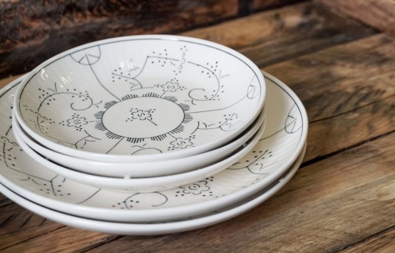 Porcelana Schimidt branca com desenhos de florzinhas