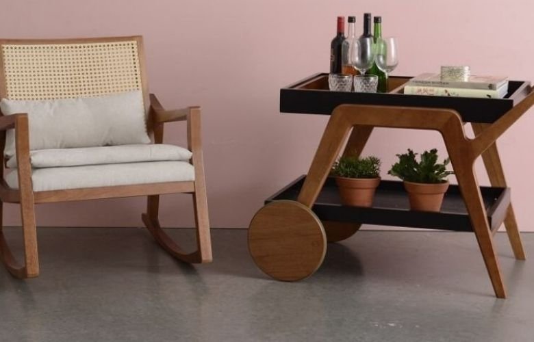 Estilo-de-decoração-art-deco-com-poltrona-de-palhinha-e-carrinho-de-bar-moderno-c-a86