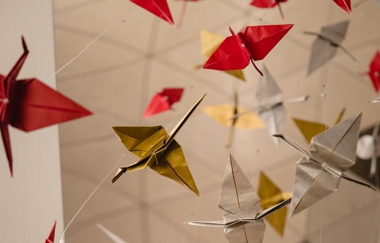 mobile de origami tsuru dourado branco e vermelho