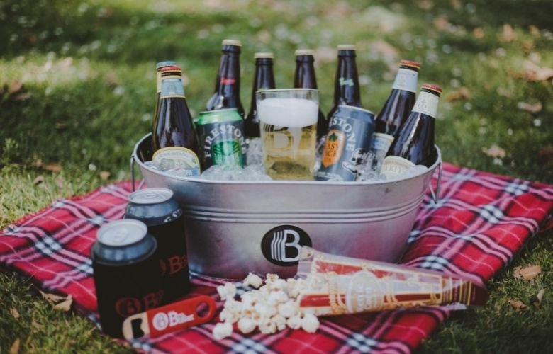 cesta de cerveja dia dos pais dentro de um balde de gelo com garrafas e copos de cerveja