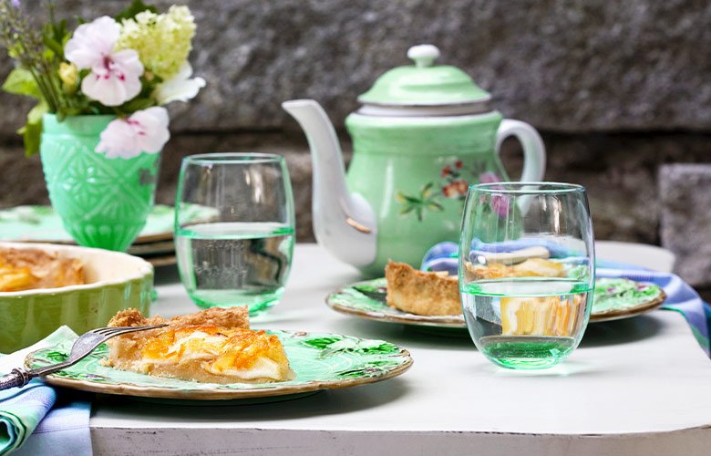 louças de cozinha em decoração de mesa posta