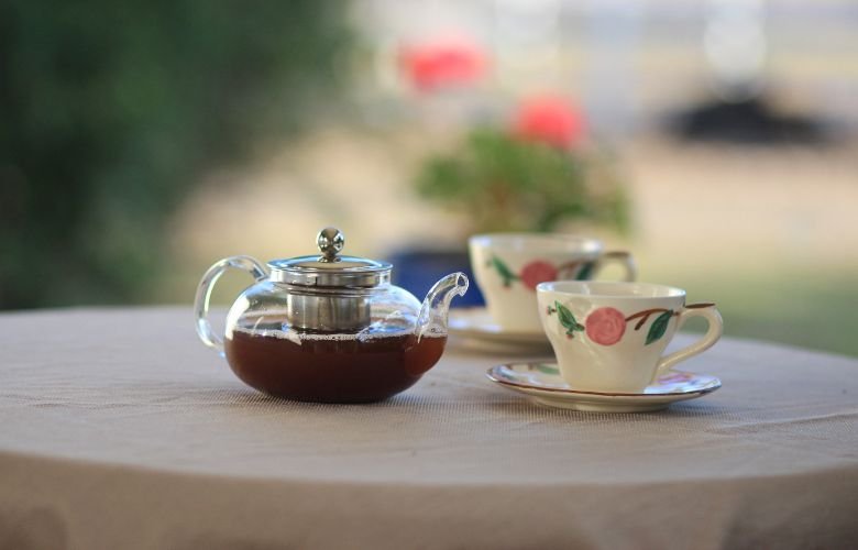 bule com infusor e conjunto de xícaras de chá classico