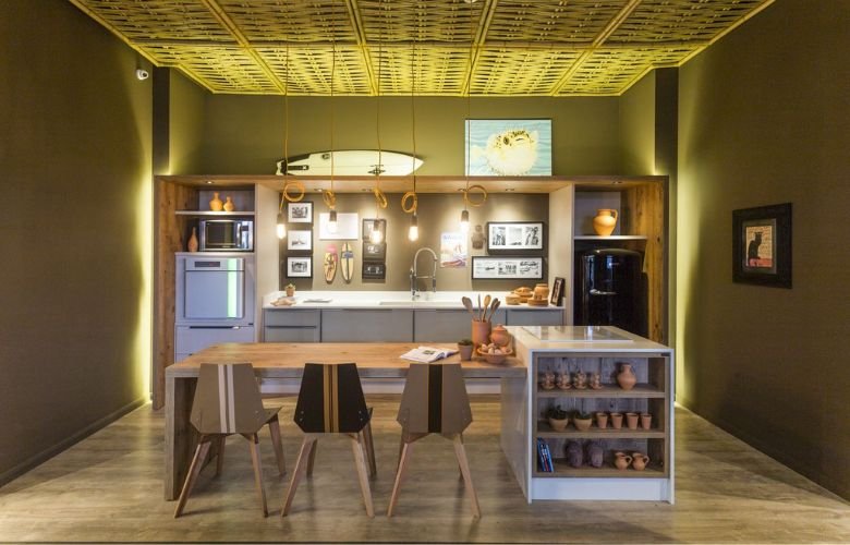 cozinha com ilha simples com Mesa de madeira