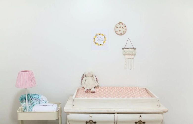 trocador de fralda, abajur, decoração