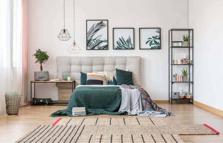 quarto de casal com parede neutra