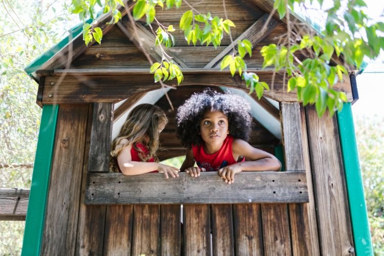 A cabaninha infantil é um espaço seguro e aconchegante para brincadeiras.
