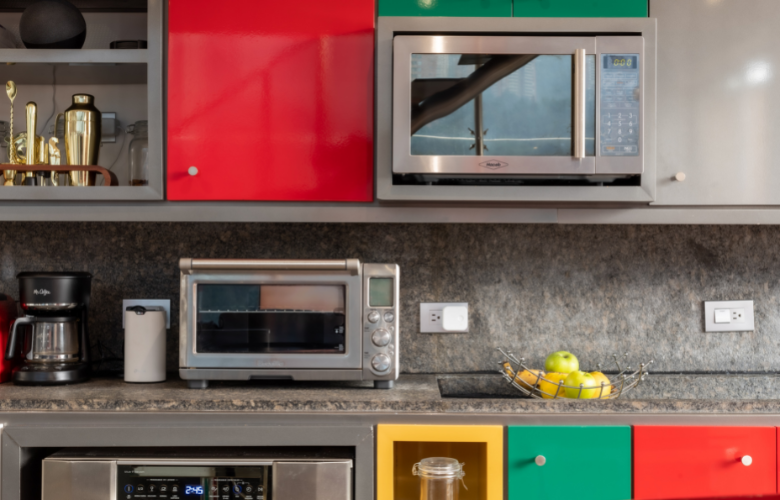 Foto de cozinha pequena com prateleiras coloridas.